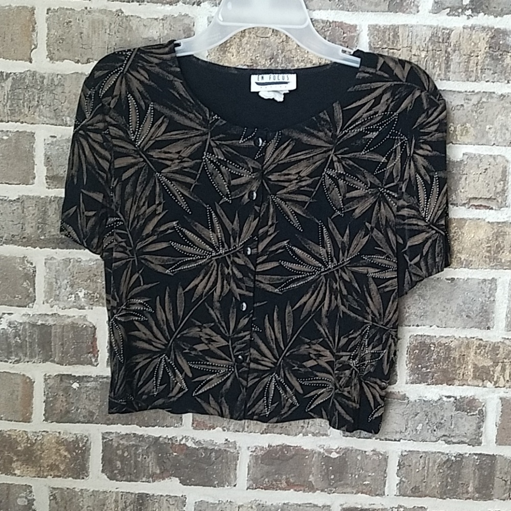 💥🎪⭐En Focus Petite Leaf Crop Top